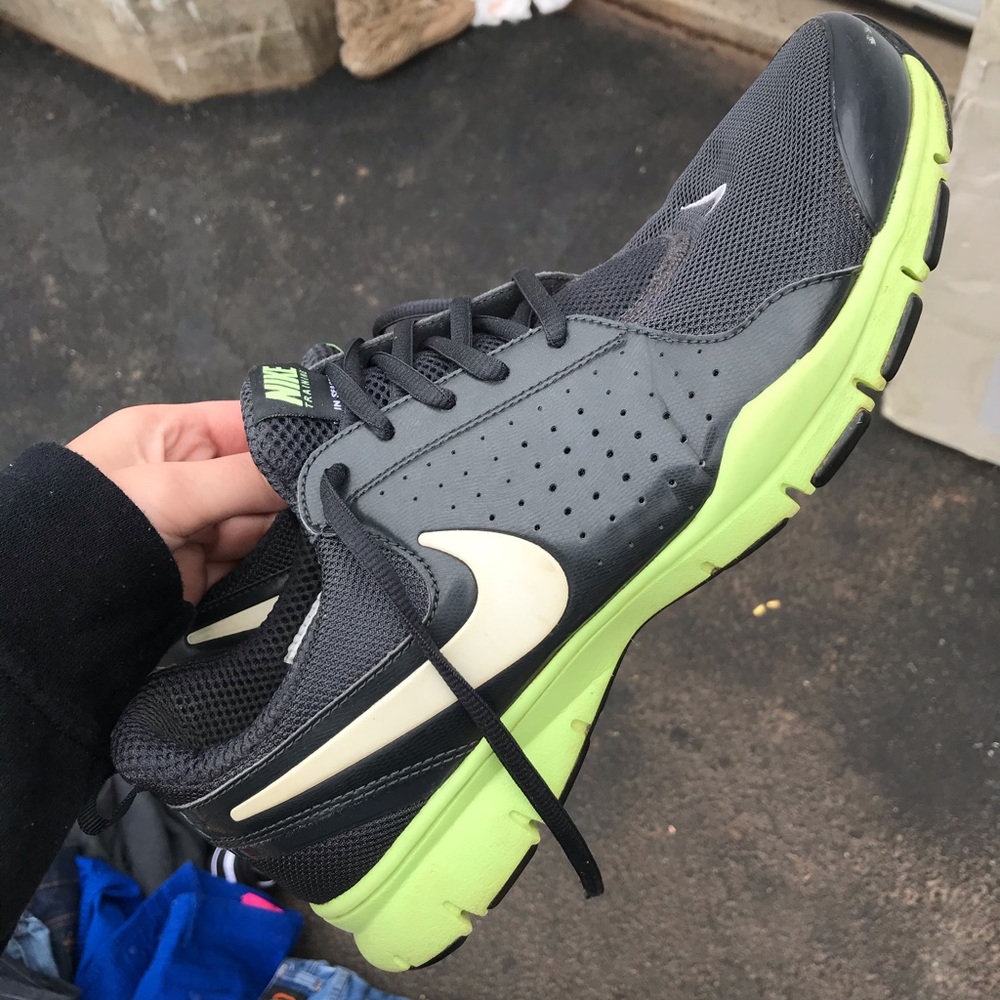 women’s nike’s like new